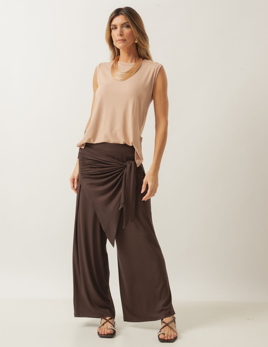 Conjunto Blusa Regata Fendas Bege e Calça Eva Marrom