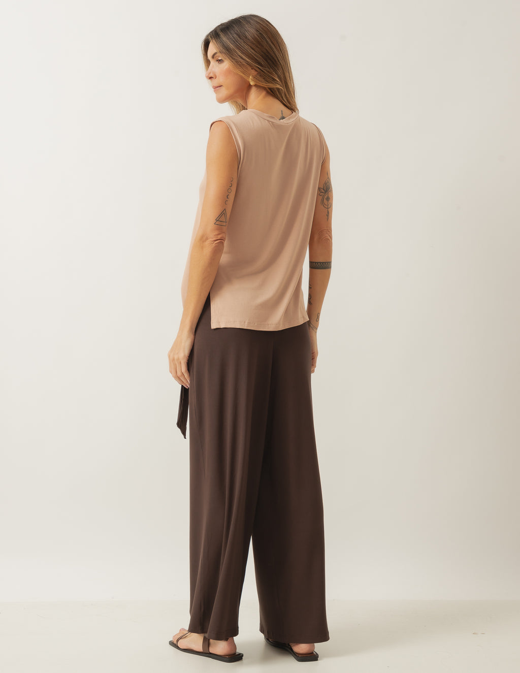 Conjunto Blusa Regata Fendas Bege e Calça Eva Marrom