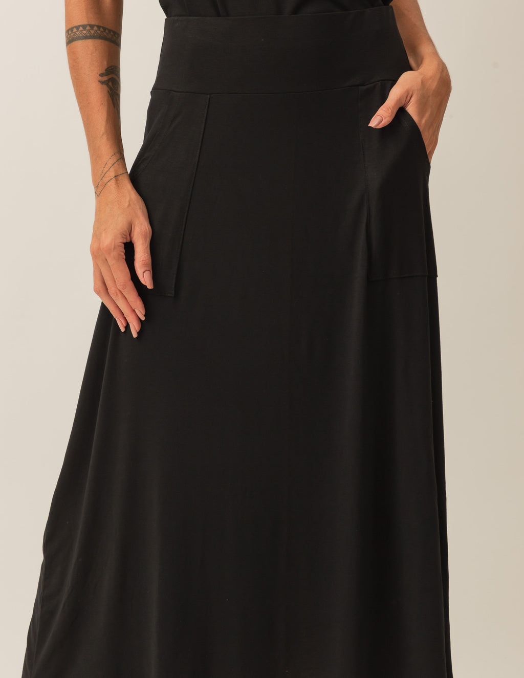 Conjunto Regata Fendas Mescla e Saia Midi Atenas Preta