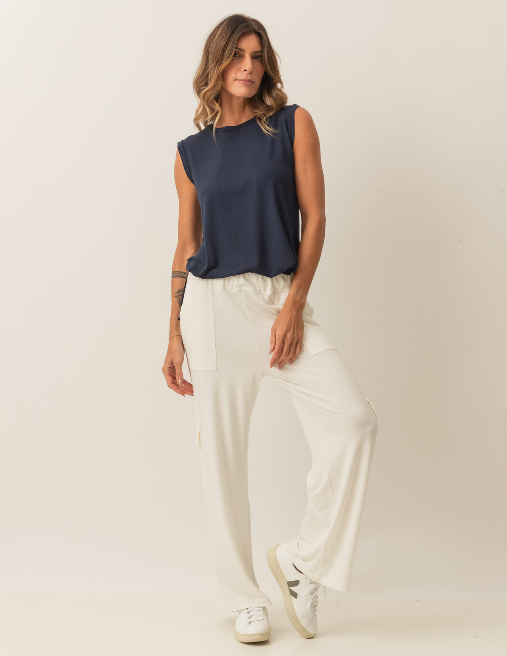 Conjunto Regata Fendas Azul Marinho e Calça Cargo Safira Off White