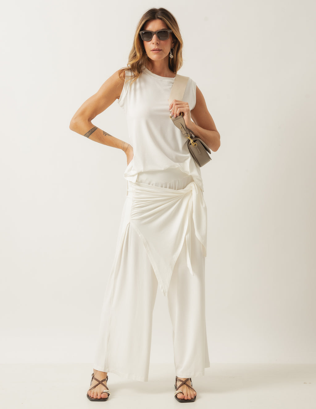 Conjunto Blusa Regata Fendas Off White e Calça Eva Off White
