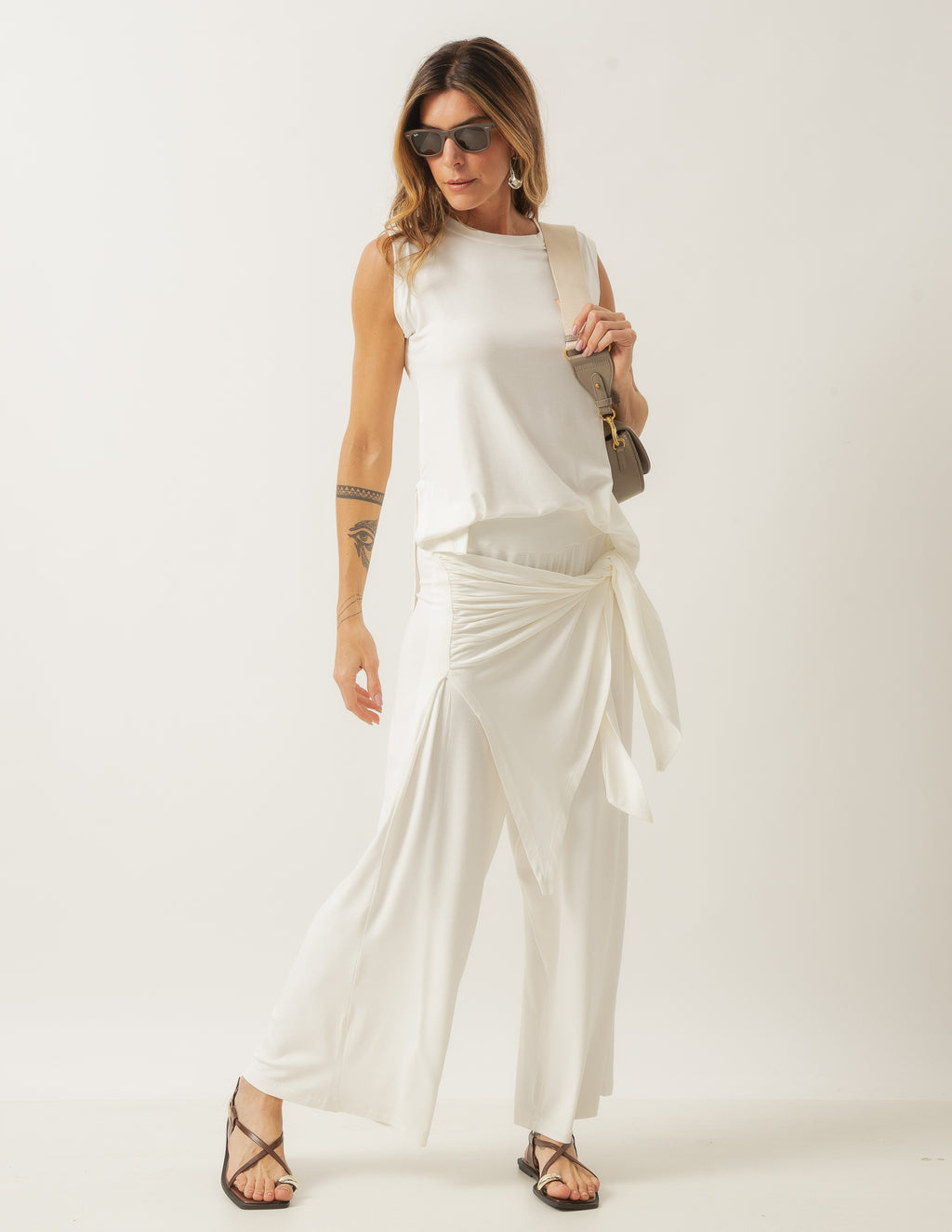 Conjunto Blusa Regata Fendas Off White e Calça Eva Off White