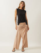 Conjunto Blusa Regata Fendas Preta e Calça Eva Bege