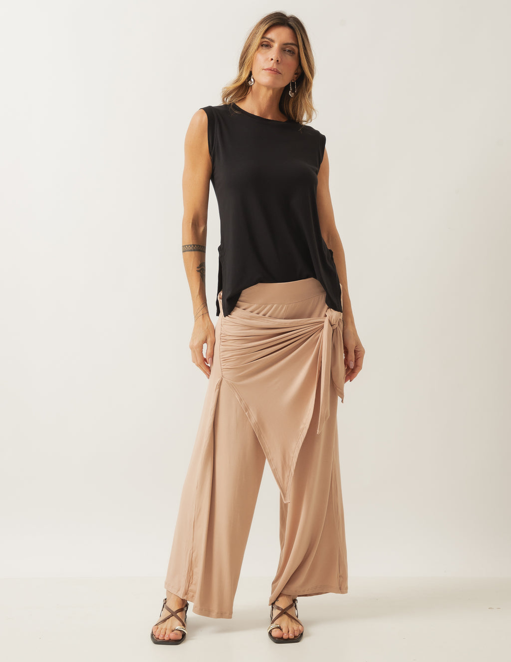Conjunto Blusa Regata Fendas Preta e Calça Eva Bege