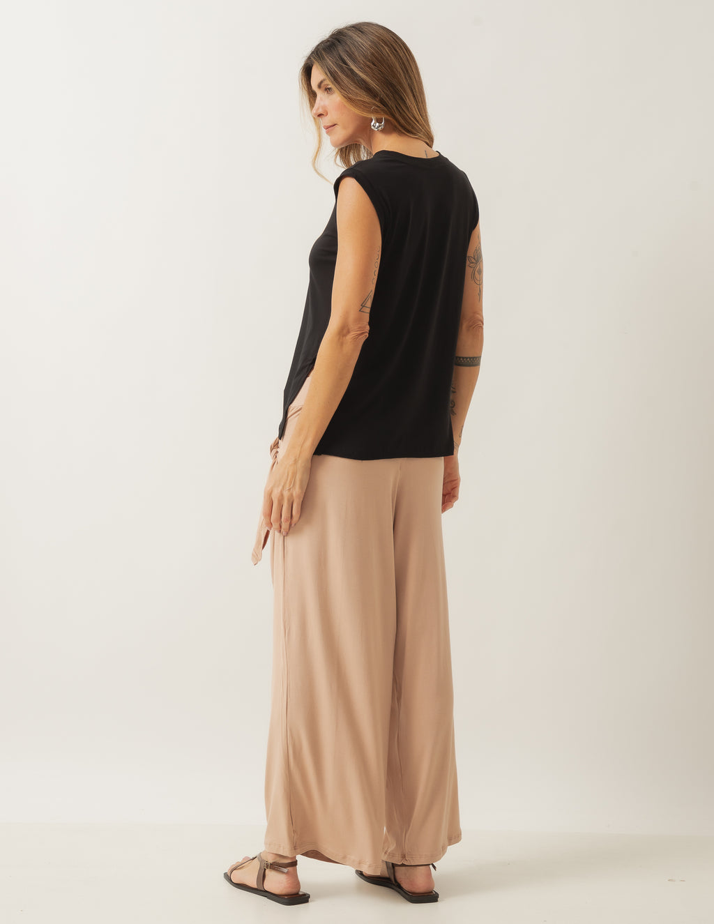 Conjunto Blusa Regata Fendas Preta e Calça Eva Bege