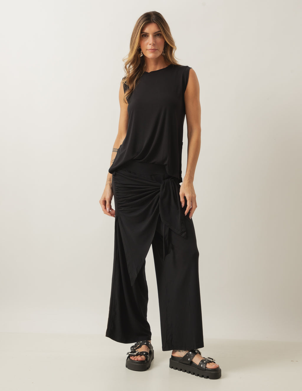 Conjunto Blusa Regata Fendas Preta e Calça Eva Preta