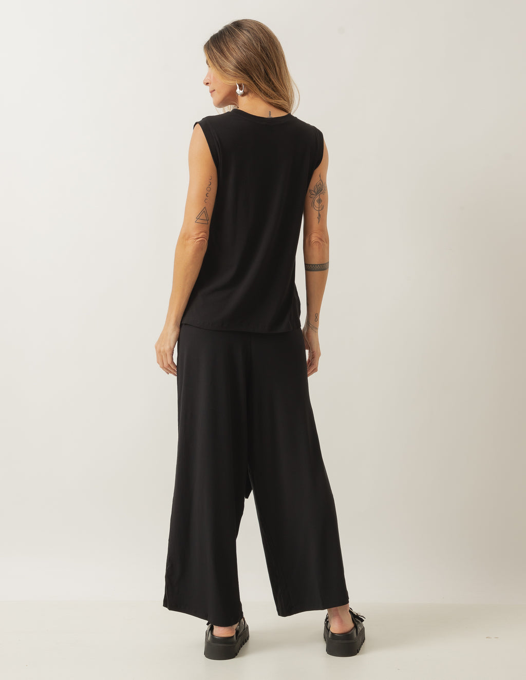Conjunto Blusa Regata Fendas Preta e Calça Eva Preta