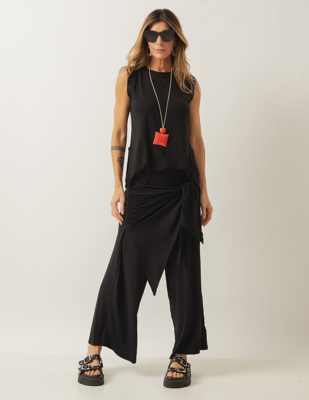 Conjunto Blusa Regata Fendas Preta e Calça Eva Preta