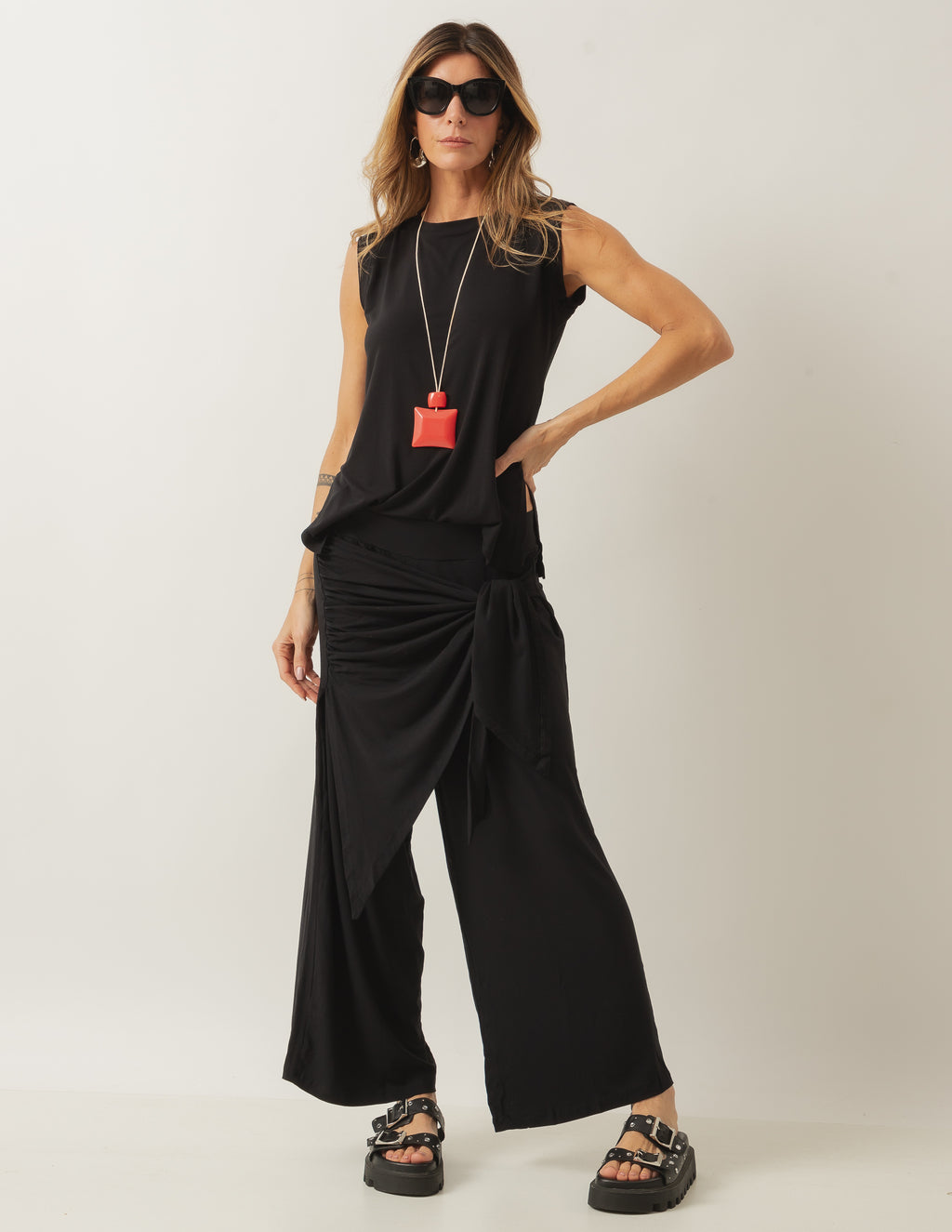 Conjunto Blusa Regata Fendas Preta e Calça Eva Preta