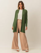 Trijunto Cardigan Verde Militar Regata Fendas Off White e Calça Panamá Bege