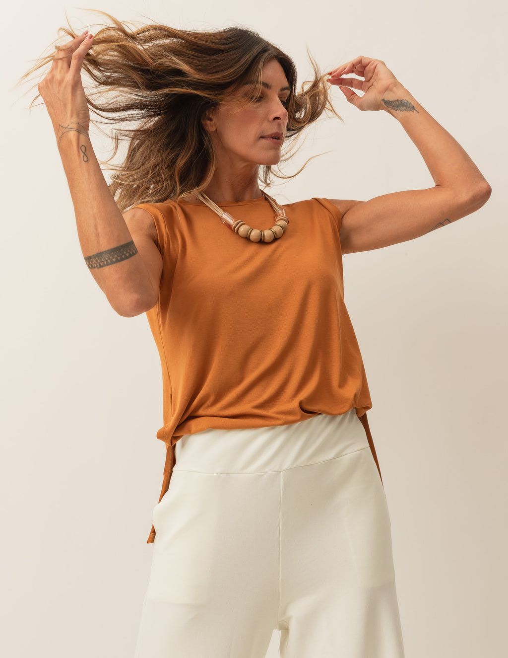 Blusa Regata Fendas Caramelo