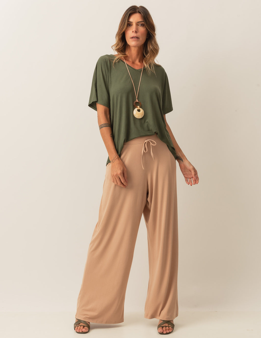 Conjunto Blusa Maria Verde e Calça Kimono Bege