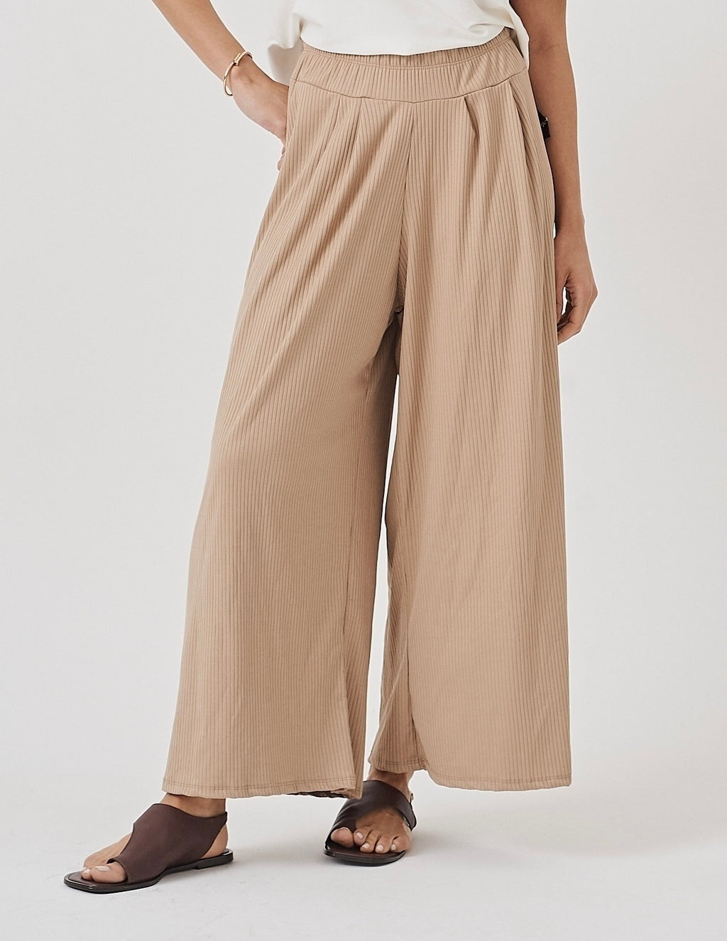 Calça Pantalona Cropped Vera em Malha Canelada Bege