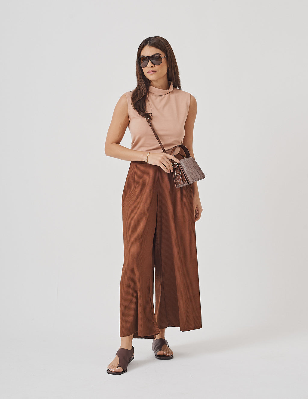 Calça Pantalona Cropped Vera em Malha Canelada Marrom