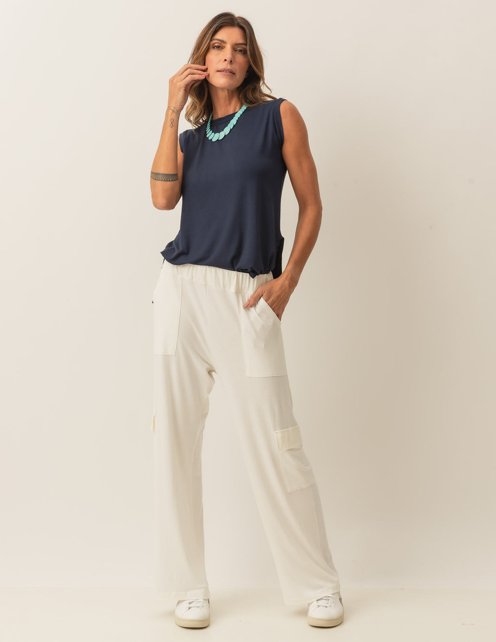 Conjunto Regata Fendas Azul Marinho e Calça Cargo Safira Off White