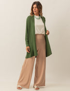 Trijunto Cardigan Verde Militar Regata Fendas Off White e Calça Panamá Bege