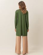 Trijunto Cardigan Verde Militar Regata Fendas Off White e Calça Panamá Bege
