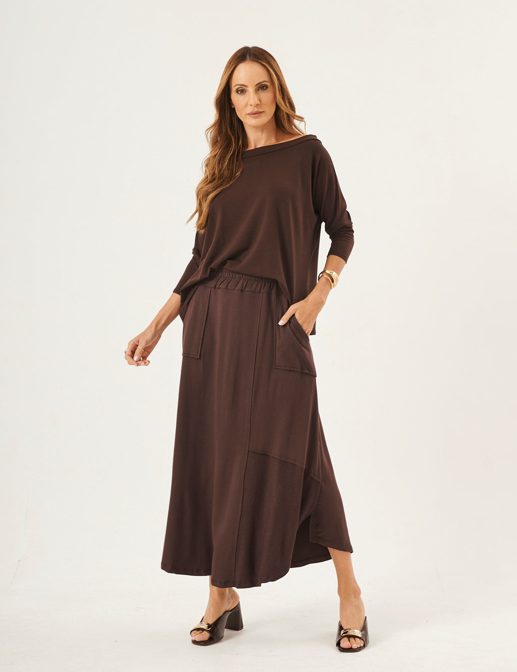 Conjunto Blusa Eva Marrom com Saia Midi Emma Marrom