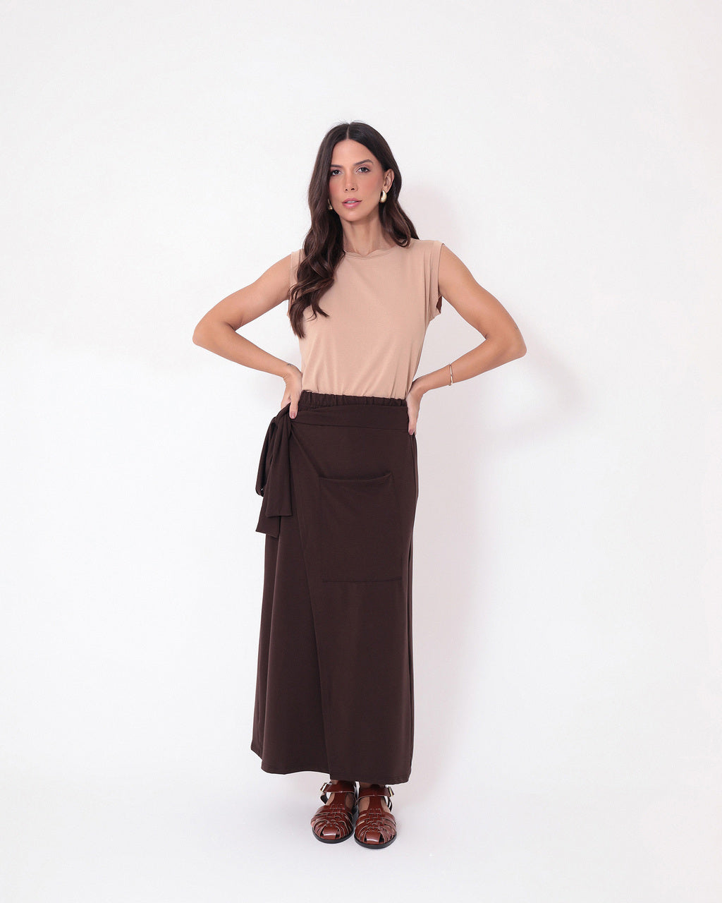 Conjunto Blusa Regata Fendas Bege e Saia Grécia Marrom