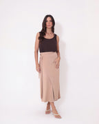 Conjunto Blusa Atenas Marrom e Saia Grécia Bege
