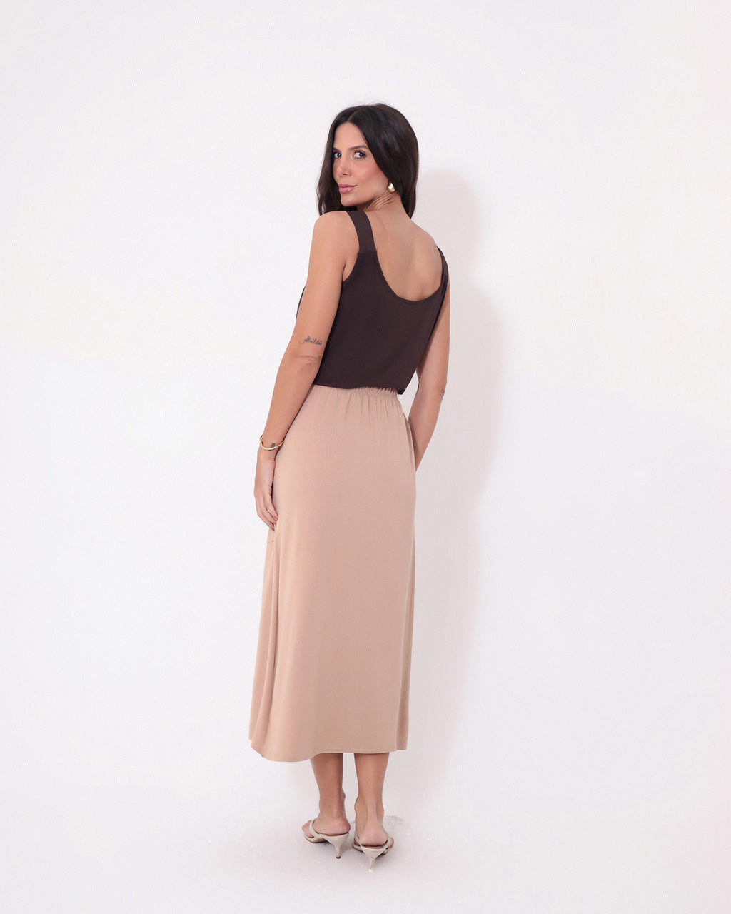 Conjunto Blusa Atenas Marrom e Saia Grécia Bege